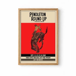 Puede incluir: Un póster vintage enmarcado para el evento de rodeo Pendleton Round Up. El póster presenta a un vaquero montando un bronco contra un fondo rojo. El texto incluye "Pendleton Round Up" y "The Epic Drama of the West".