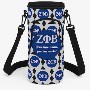 Peut inclure: Un porte-bouteille d'eau cylindrique avec une bandoulière noire et des clips de poignée. Le porte-bouteille présente un motif répété de cercles bleus et de losanges noirs, avec les lettres "ZΦB" en blanc. Un grand cercle bleu affiche les mêmes lettres et le texte : "Your line name your line number."
