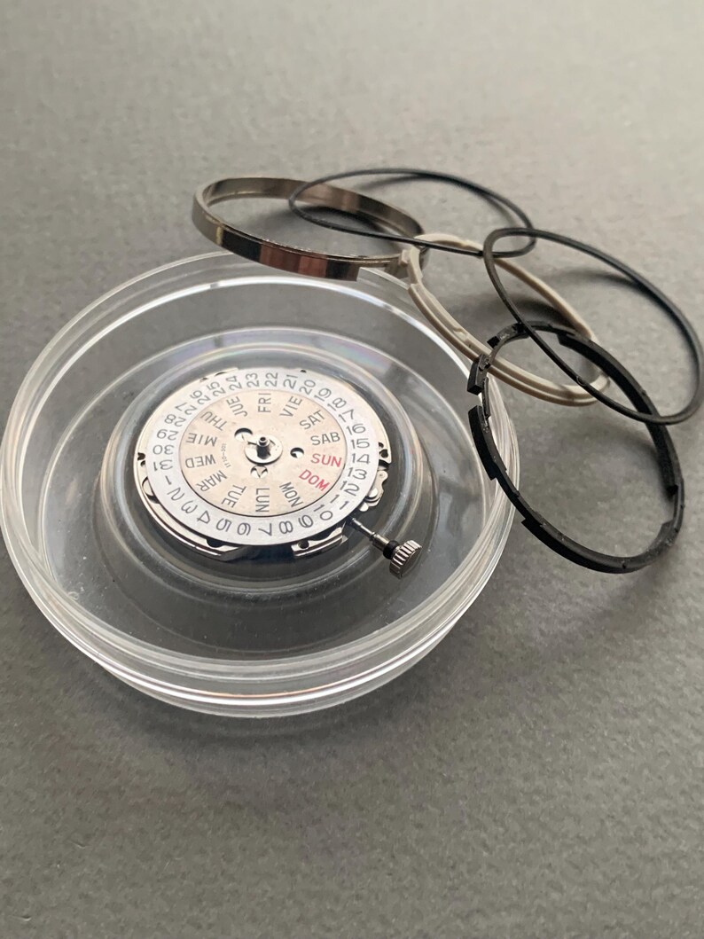 Pu&ograve; includere: Un set di tre tazze in ceramica con finitura opaca e macchiettata. Le tazze sono nei toni del crema, grigio chiaro e grigio scuro. Ogni tazza ha un design semplice e minimalista e un manico arrotondato.