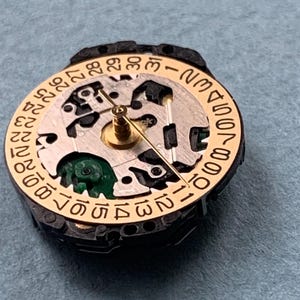 Seiko 7N82A Quarzwerk Day Date 3H Kronenposition Bild 4