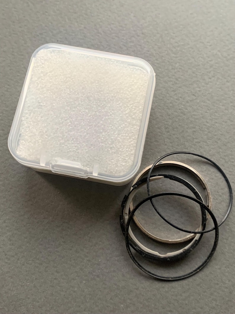 Pu&ograve; includere: Un set di tre tazze in ceramica con finitura opaca e macchiettata. Le tazze sono nei toni del crema, grigio chiaro e grigio scuro. Ogni tazza ha un design semplice e moderno e un manico arrotondato.