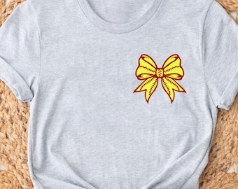Softball Mom Shirt, Softball linke Brust T-Shirt, Softball Bow Shirt, Coquette Softball T-Shirt, Softball Saison Shirt, Softball Fan Shirt, Sport Mom