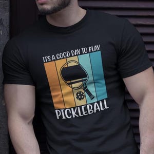 È un bel giorno per giocare a pickleball T-shirt, maglietta pickleball, magliette con grafica sportiva, regali pickleball, magliette da gioco, regalo per lei, regalo per lui Top