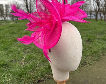 Fuchsia Feder Fascinator: Handgefertigter Hutmacher, Rassen Hochzeiten Kentucky Derby Hut
