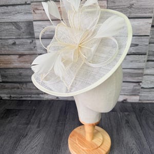 Ivoor-crème tovenaarhoed: bruiloft, races, Royal Ascot, Large, Kentucky, Derby