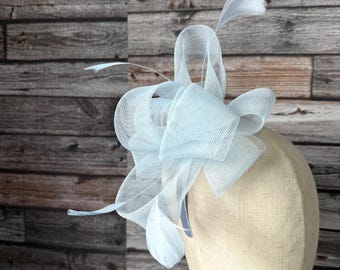 Baby Blau Feder Fascinator: Hochzeitsgast Kopfschmuck