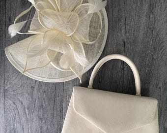 Ivoorwitte crèmekleurige fascinatorhoed en clutch set: met veertjesdetails, geschikt voor paardenraces en bruiloften.
