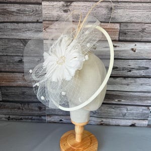 Ivory Cream Fascinator Hat Feathers & Mesh Flower – Kentucky Derby Hat, Wedding Hair Accessory, Tea Party Headpiece, Race Day Fascinator New