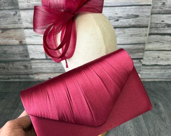 Vinröd fascinatorhatt och kuvertväska set för tävlingar, huvudbonad för bröllopsgäster Kentucky Derby