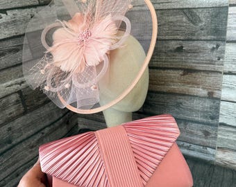 Blush Pink Fascinator und Clutch Bag Set: Handgemachter Hochzeit Ascot Haarreif Clip. Federn Hut