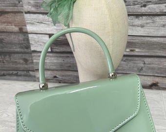 Set composto da cappellino fascinator e pochette verde salvia, fatto a mano, ideale per matrimoni, corse e Royal Ascot.