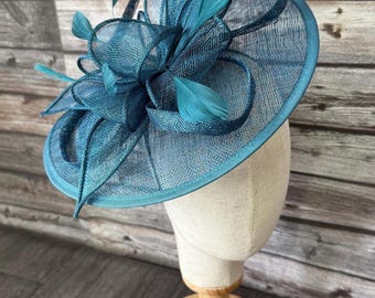 Cappello fascinator blu petrolio: ideale per invitati a matrimoni, corse di cavalli, Royal Ascot e come copricapo per un tea party.