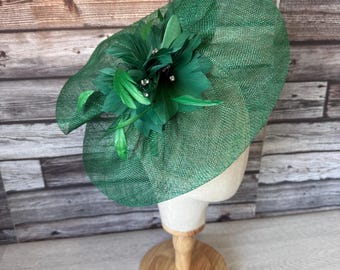 Tocado de plumas verde esmeralda: diadema artesanal para carreras y bodas, Kentucky, Derby y Royal Ascot.