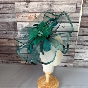 Dunkelgrüner Fascinator Hut Groß - Hochzeiten Rassen Royal Ascot Derby Victoria Cup Kentucky - Haarreif und Clip
