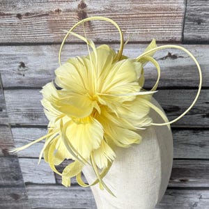 Light Yellow Fascinator Hat Wedding Races Royal Ascot Kenutcky Derby Headband Clip