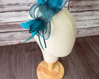 Tocado turquesa: Mini sombrero pequeño, diadema de plumas hecha a mano, ideal para carreras de caballos, bodas y el Derby de Kentucky.
