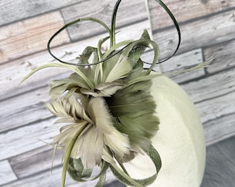 Tocado verde oliva: detalle de plumas, ideal para carreras, bodas y el Derby de Kentucky.