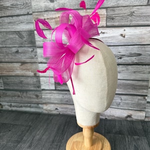 Fuchsia tovenaar hoed veer handgemaakte bruiloft gast hoofddeksel Royal Ascot hoofdband clip