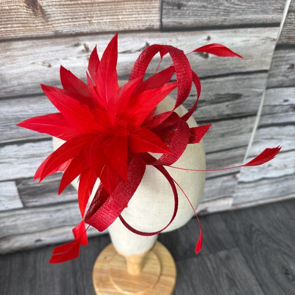 Rote Feder Fascinator: Handgefertigter Rassen-Tages-Hutnator Großer Hochzeitshut