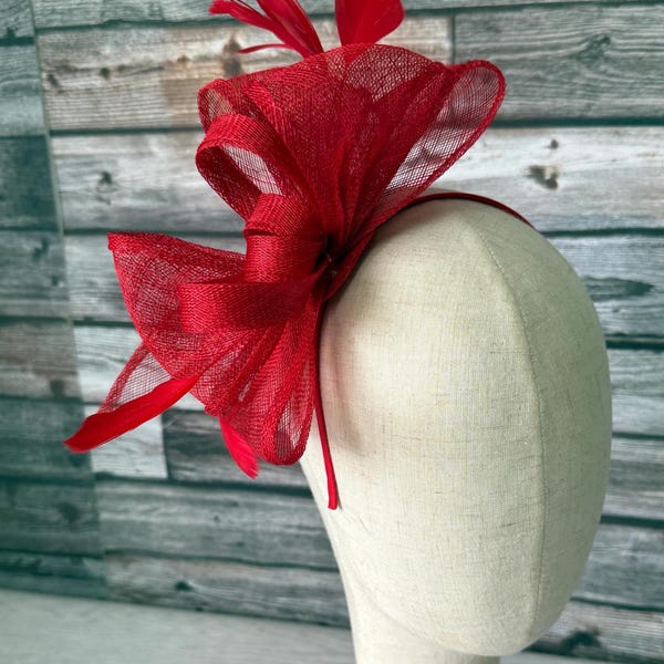 Roter Fascinator Handgefertigtes Feder-Stirnband Rennen Hochzeiten Kentucky Derby Royal Ascot