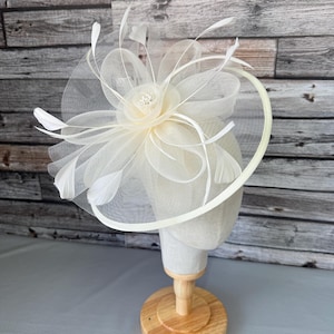 Ivory Cream Fascinator Hat Feathers & Mesh Flower – Kentucky Derby Hat, Wedding Hair Accessory, Tea Party Headpiece, Race Day Fascinator