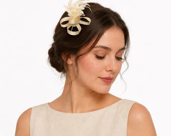 Tovenaar ivoor-crème: klein minihoedje, handgemaakte hoofdband veren, Races Weddings Kentucky Derby