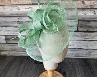 Mint Grün Fascinator Hut: Handgefertigter Kopfschmuck für Kentucky Derby