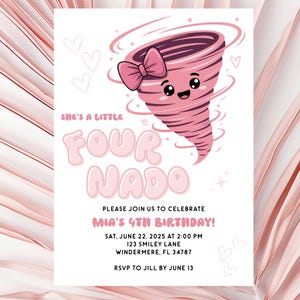 Könnte beinhalten: Eine rosa und weiße Geburtstagseinladung mit einer Cartoon-Tornado-Illustration. Der Text lautet "She's a little Fournado" und "Mia's 4th Birthday!" mit Veranstaltungsdetails. Die Einladung befindet sich vor einem rosa Blatt-Hintergrund.