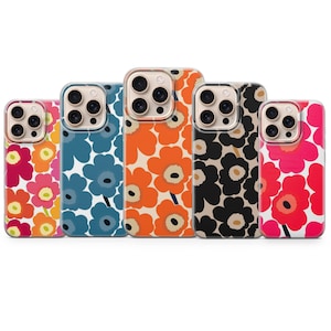 Puede incluir: Cinco fundas para teléfono con diseños florales. Las fundas presentan una variedad de colores, incluyendo rosa, naranja, azul, negro y blanco. Cada funda tiene un borde transparente y un recorte para la cámara.