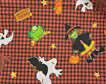 Może przedstawiać: Tkanina w czarno-czerwoną kratę z motywem Halloween. Tkanina przedstawia czarownicę, ducha, żabę, dynie i znak z napisem "Haunted Stay Away".