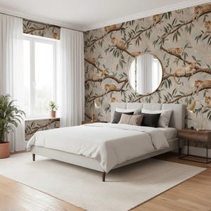 K&ouml;nnte beinhalten: Ein Schlafzimmer in neutralen Farbt&ouml;nen, mit einem Bett mit wei&szlig;er Bettdecke und Kissen. Die Tapete zeigt ein Leopardenmuster. Ein runder Spiegel und Nachttische mit Lampen erg&auml;nzen die Einrichtung.