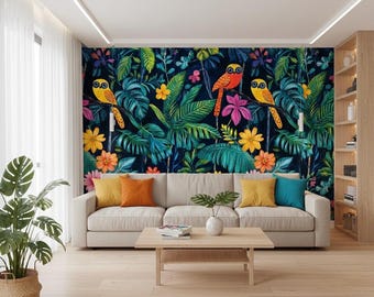 Puede incluir: Un salón con un sofá beige con cojines coloridos, una mesa de centro de madera y un vibrante mural tropical. El mural presenta coloridas aves, flores y exuberante follaje sobre un fondo oscuro, creando un ambiente animado.