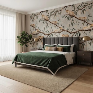 K&ouml;nnte beinhalten: Ein Schlafzimmer mit einem gro&szlig;en Bett mit einem dunkelgrauen Kopfteil und einer gr&uuml;nen Samtdecke. Der Raum hat einen beigen Teppich, eine Tapete mit Leopardenmuster und zwei Nachttische mit goldenen Lampen.