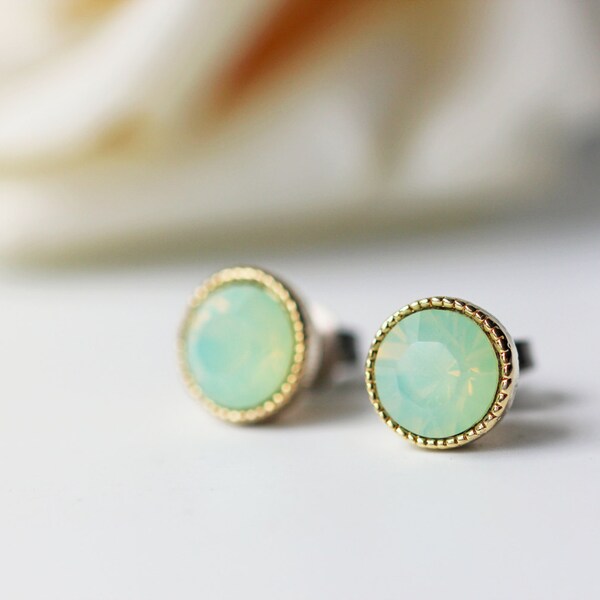 Minze grün opaleszierende Swarovski Titan Ohrringe Chrysolite Opal Kristall Gold Ohrstecker