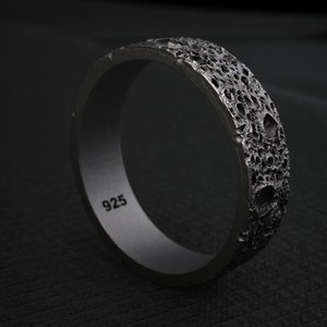 Mondkrater-Ring: Strukturierter Mondring aus Sterlingsilber
