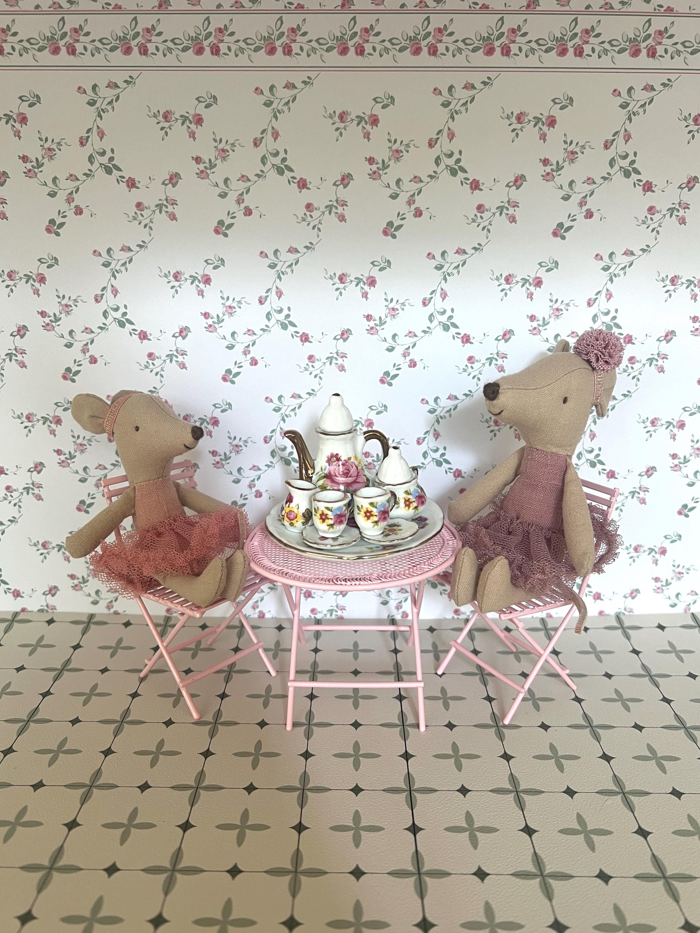Maileg Tee Set mit Rosa Metall Tisch und zwei Stühlen