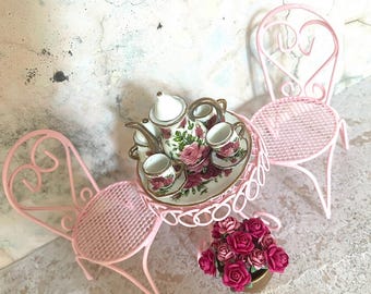 Miniatur Nachmittagstee Set mit Rosa Metall Tisch und 2 Herzen Stühlen und einem Blumentopf mit Kunstrosen