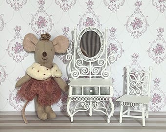 Vintage miniatuur witmetalen kaptafel en stoel, perfect voor een Maileg-prinses