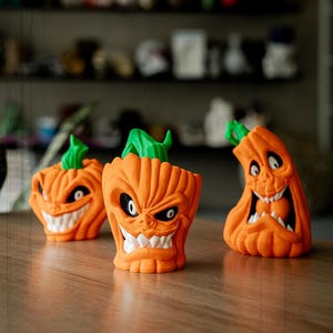 Jack-o&#39;-Lantern Figurine: Spooky Halloween Pumpkin Desk Decor, 6 Inch
