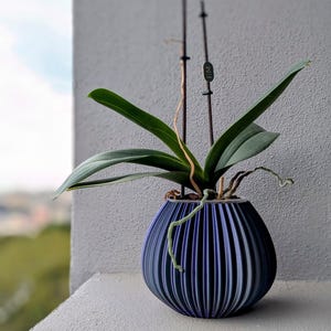 Modern Round Planter Pot with Ribbed Design, 3D-Printed Decorative Flower Container
