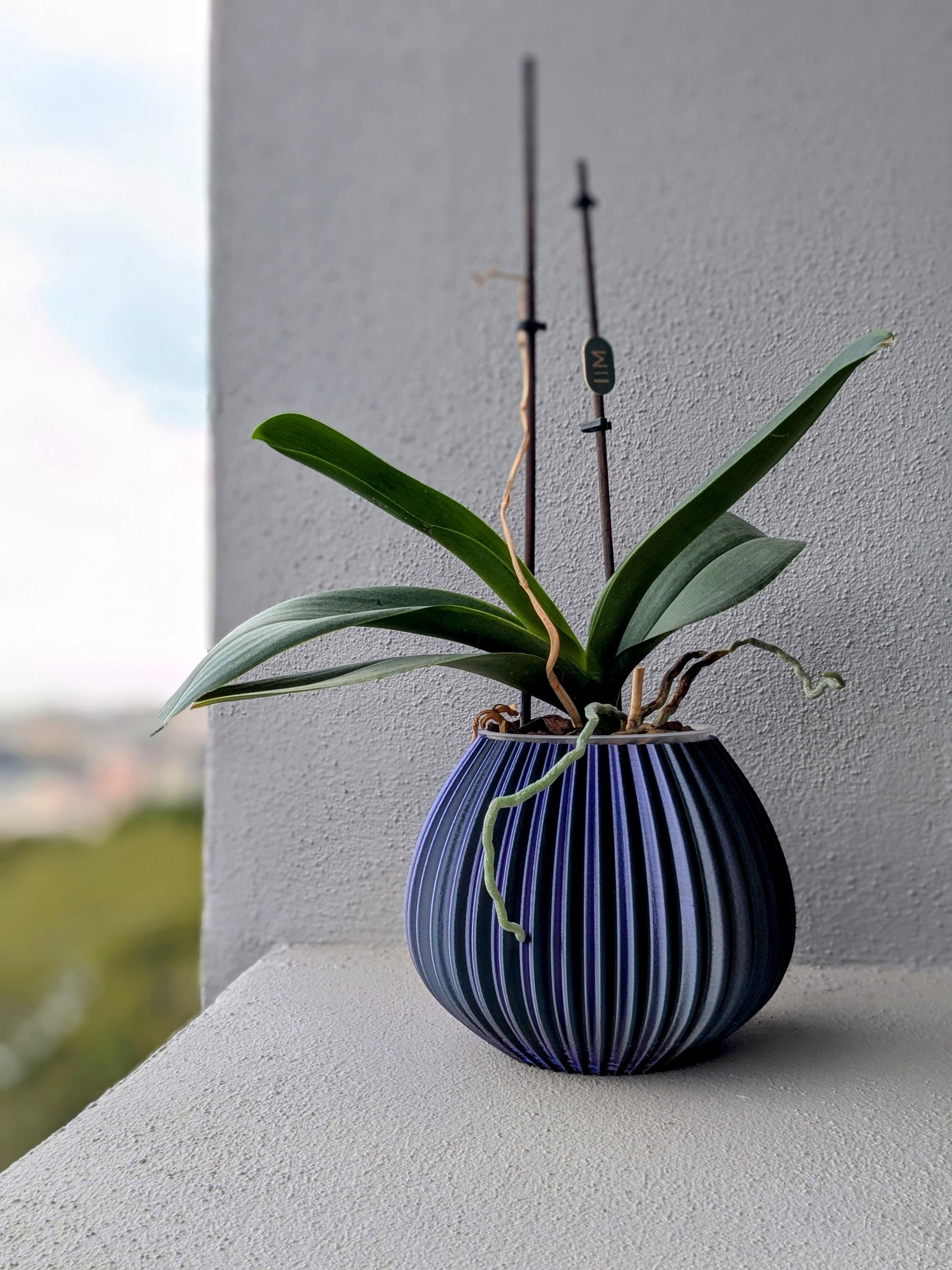 Modern Round Planter Pot with Ribbed Design, 3D-Printed Decorative Flower Container