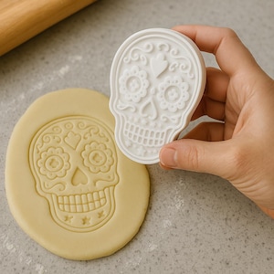 Day of the Dead Skull Cookie Cutter – 3D-Printed Sugar Skull Mold – Halloween & Dia de los Muertos Baking Tool – PETG – 3.5 in – Black/White