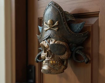 Aldaba con forma de calavera pirata - Decoración para el hogar impresa en 3D en PETG y pintada a mano