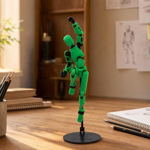Puede incluir: Una figura articulada verde brillante en una pose dinámica, montada sobre un soporte negro. La figura está sobre un escritorio de madera con lápices, un cuaderno de bocetos y bocetos en el fondo. La figura está diseñada para artistas.