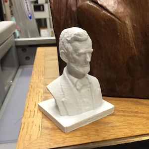 3D Printed Abraham Lincoln Bust: Patriotic Office Decor, History Gift
