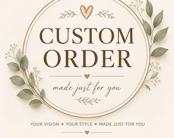 Op de afbeelding: Een cirkelvormige afbeelding met een crèmekleurige achtergrond met de donkerbruine tekst CUSTOM ORDER en de cursieve tekst made just for you. Het ontwerp bevat een handgetekend hart, botanische bladillustraties en de tekst YOUR VISION YOUR STYLE.