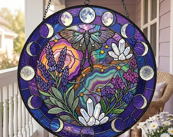 Op de afbeelding: Een ronde glas-in-lood zonnevanger met een centrale nachtvlinder, trossen lavendel en paarse bloemen, en witte kristalformaties. De rand toont een maancyclus met verschillende maanfasen tegen een dieppaarse achtergrond.