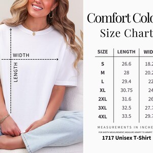 Pu&ograve; includere: Una maglietta unisex Comfort Colors 1717 bianca, con una tabella delle taglie che mostra le misure di lunghezza e larghezza in pollici. La tabella include le taglie dalla S alla 4XL. L'immagine mostra una persona che indossa la maglietta.