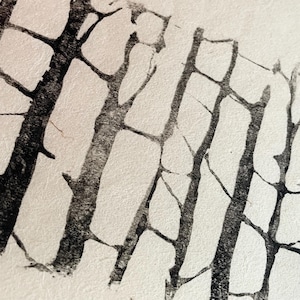 Puede incluir: Impresión artística abstracta con un patrón repetitivo de formas oscuras, similares a árboles, sobre un fondo claro. El diseño tiene una apariencia texturizada, con los elementos oscuros que se asemejan a ramas o una red.