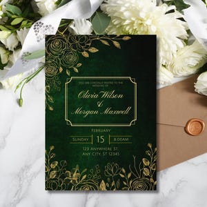 Può includere: Un invito di nozze verde e oro con dettagli floreali. L'invito recita "Siete cordialmente invitati al matrimonio di Olivia Wilson & Morgan Maxwell. 15 febbraio, domenica 8:00, 123 Anywhere St., Any City St 12345."